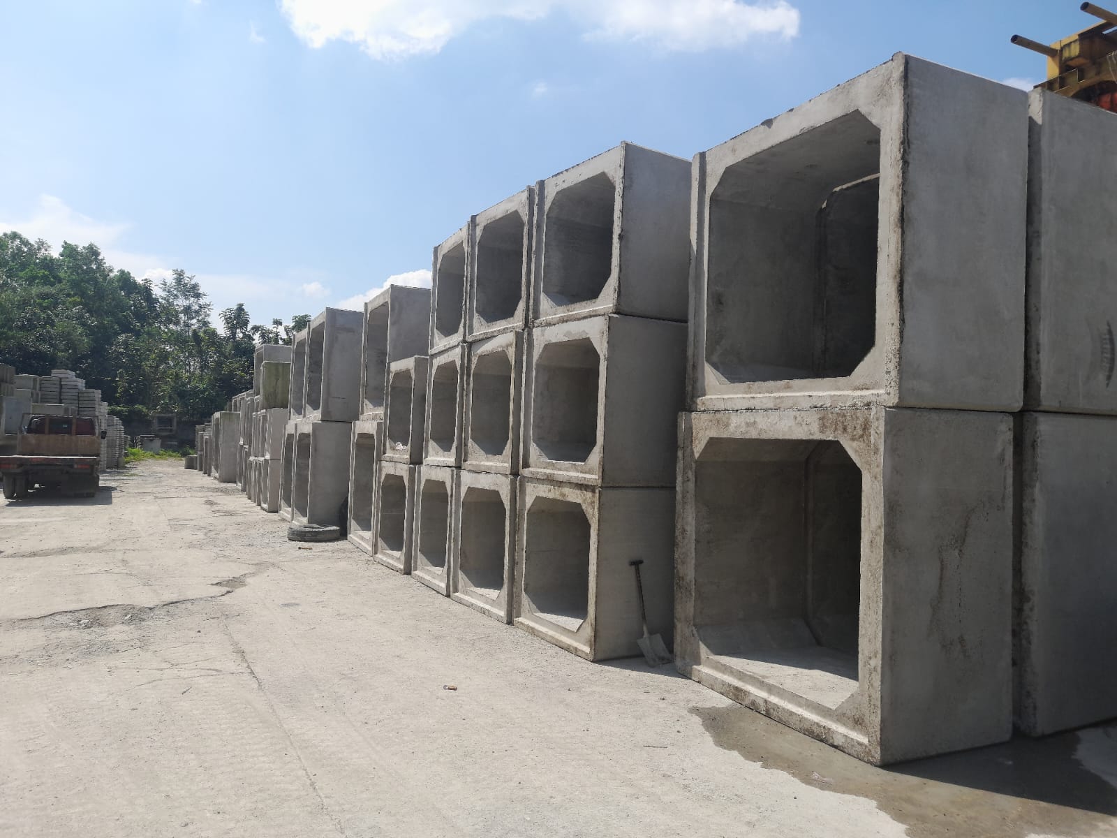 Proses instalasi box culvert dengan alat berat