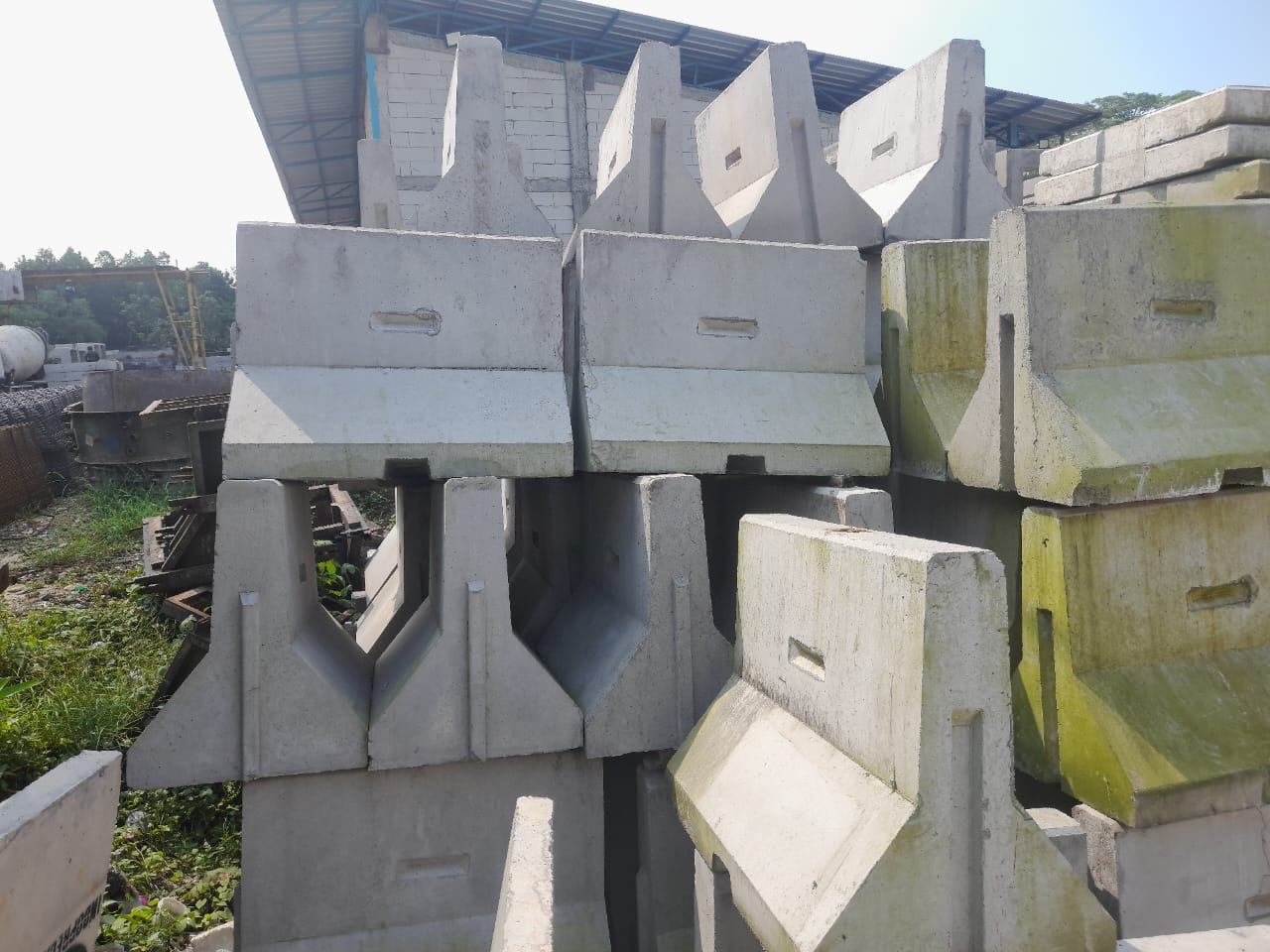 Proses instalasi road barrier dengan alat berat