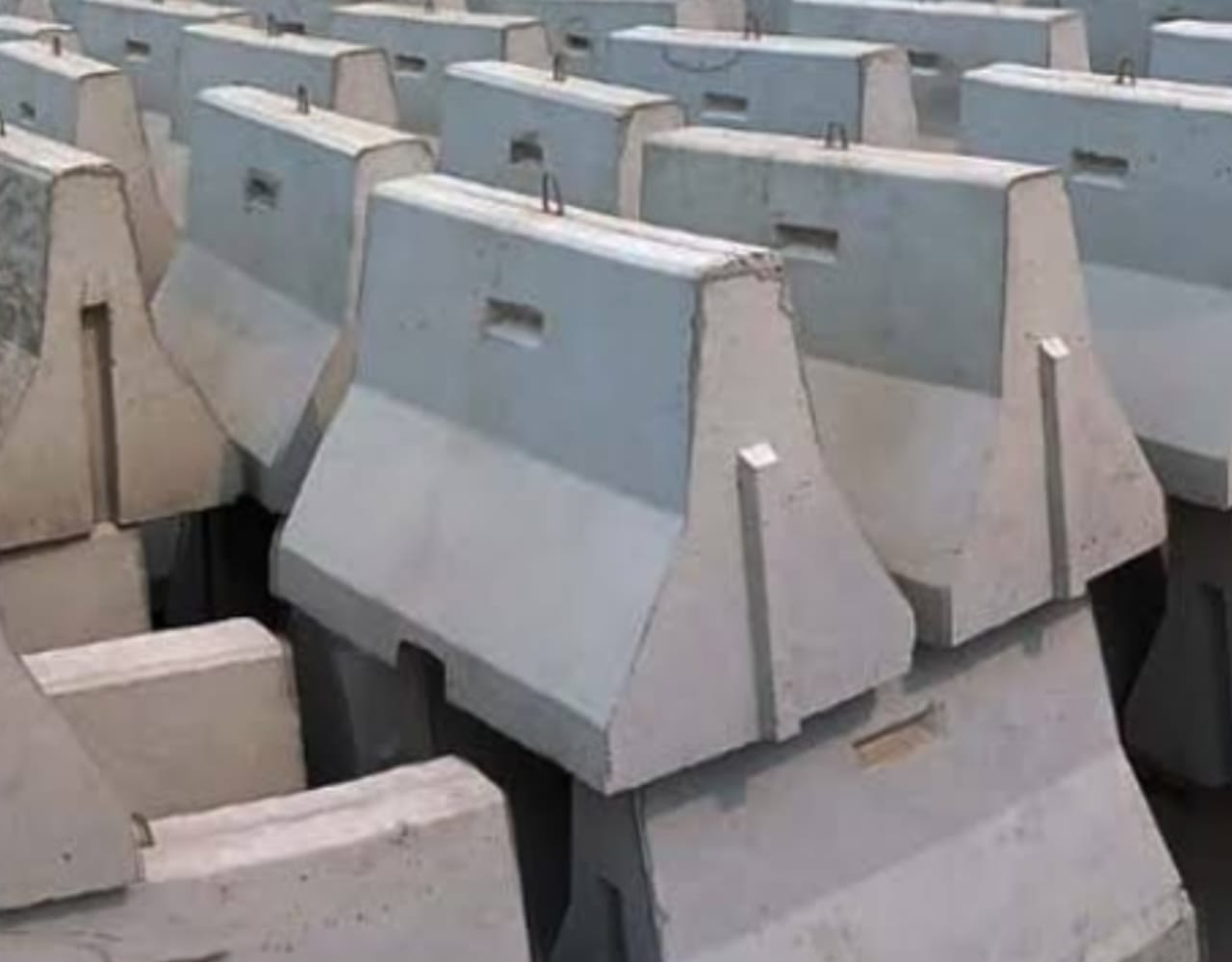 Road barrier terpasang di area proyek konstruksi